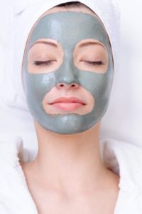 أقنعة الوجه المنزليّة من أجل علاج تجاعيد الوجه للشباب