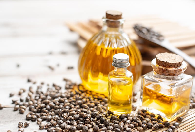 زيت الخروع لـ خلطة تصغير الشفايف