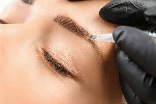 فوائد المايكروبلايدينغ ل تغزير الحواجب