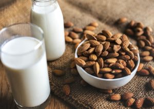 اشرب حليب اللوز الطازج وتمتع بفوائده